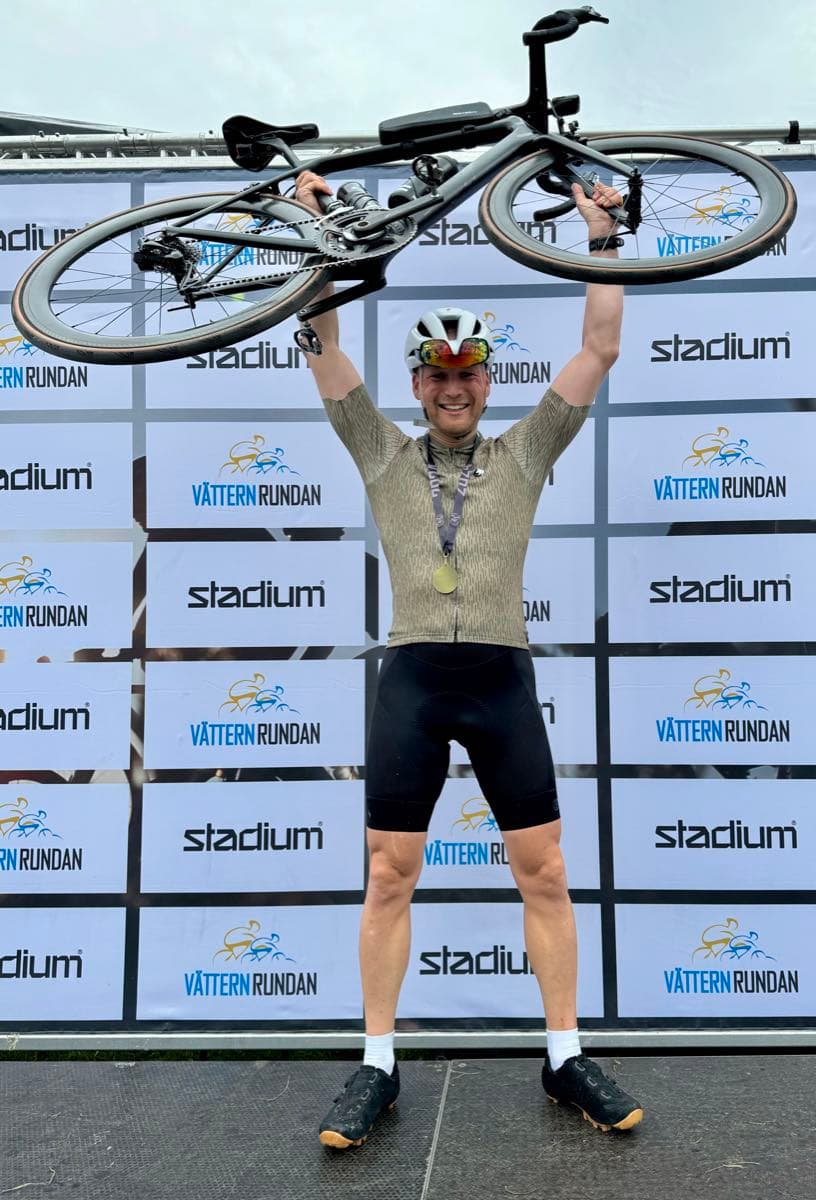 Lifting the bike overhead at the Vätternrundan finish